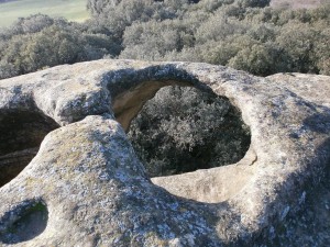 Ayera. Piedra de los Moros, silos excavados en la roca