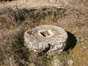 Aguilar. Basa de piedra de un antiguo crucero 