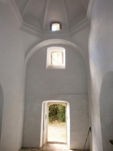 Interior de la fachada de la Ermita de La Espelunga