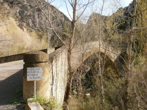 Obarra. Puente de acceso al Monasterio 