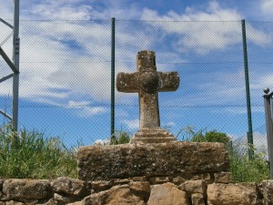Adahuesca. Cruz de piedra en el "Vía Crucis"