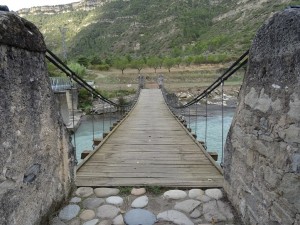 Santaliestra. Puente colgante sobre río Ésera