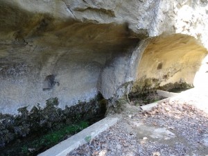 Abrevadero excavado en la roca entre Bespén y Blecua