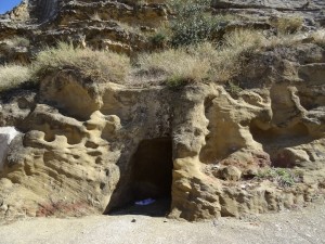 Antillón. Bodegas excavadas en la roca arenisca