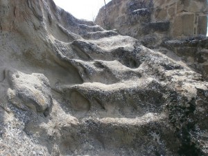 Azara. Escaleras excavadas en la roca subida al castillo