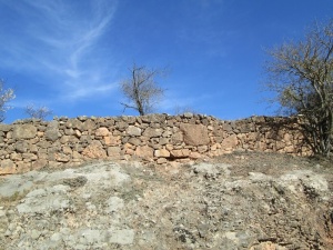 Yacimiento de Labitolosa. Muros de piedra en fincas