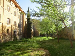 Casbas de Huesca. Patio del Monasterio