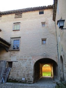 Casbas de Huesca. Entrada a la plazuela de la portería del Monasterio