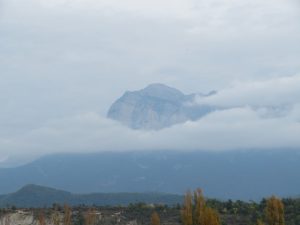 Peña Montañesa, entre nubes 